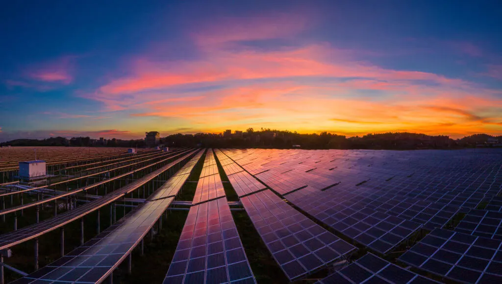 Usina solar ao pôr do sol